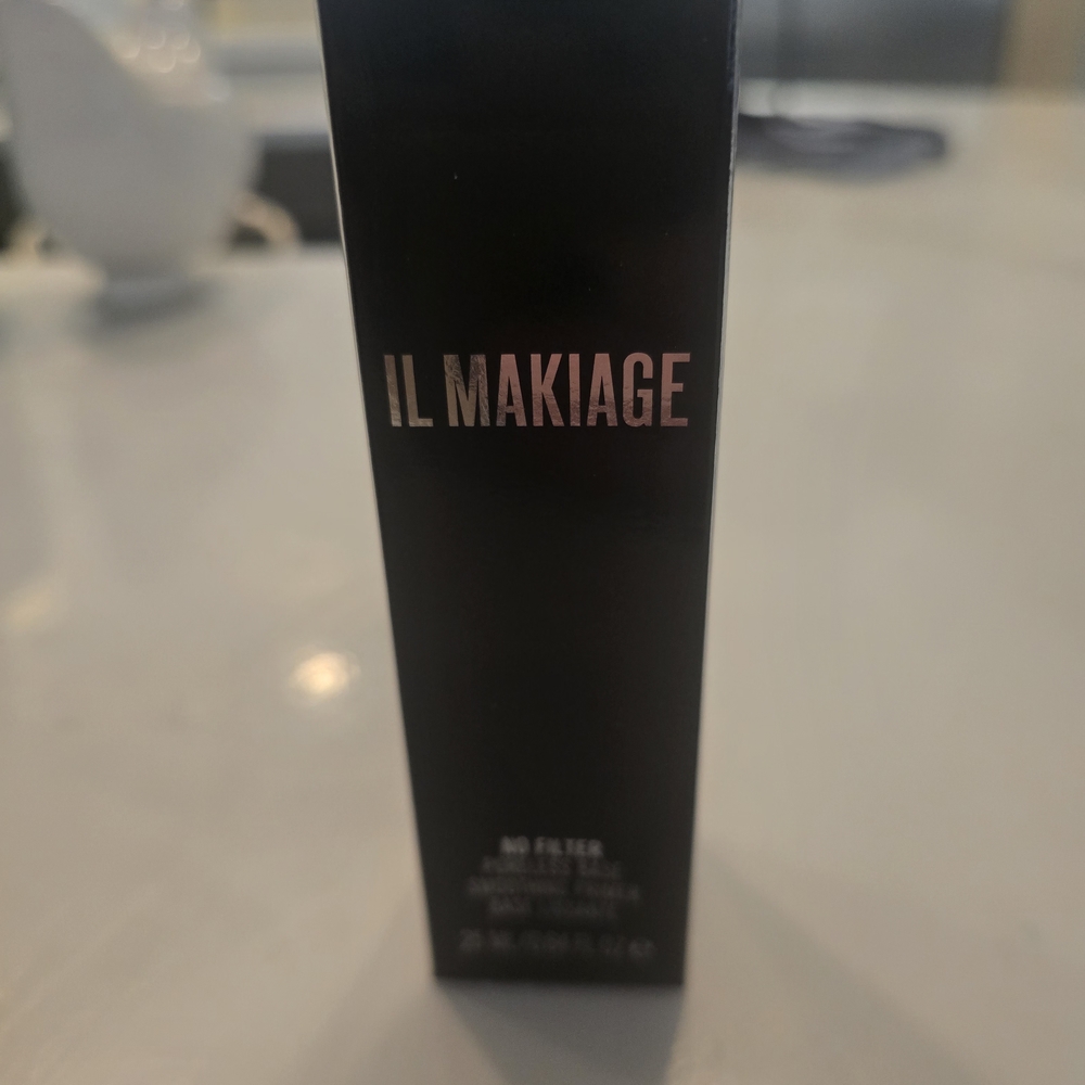 IL MAKIAGE No Filter Foundation in Black Packaging